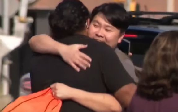  4일 이민세관단속국(ICE) 구치소에서 보석으로 풀려난 한인 바이올리니스트 존 신씨가 지인과 포옹하고 있다. [폭스13뉴스 캡처]