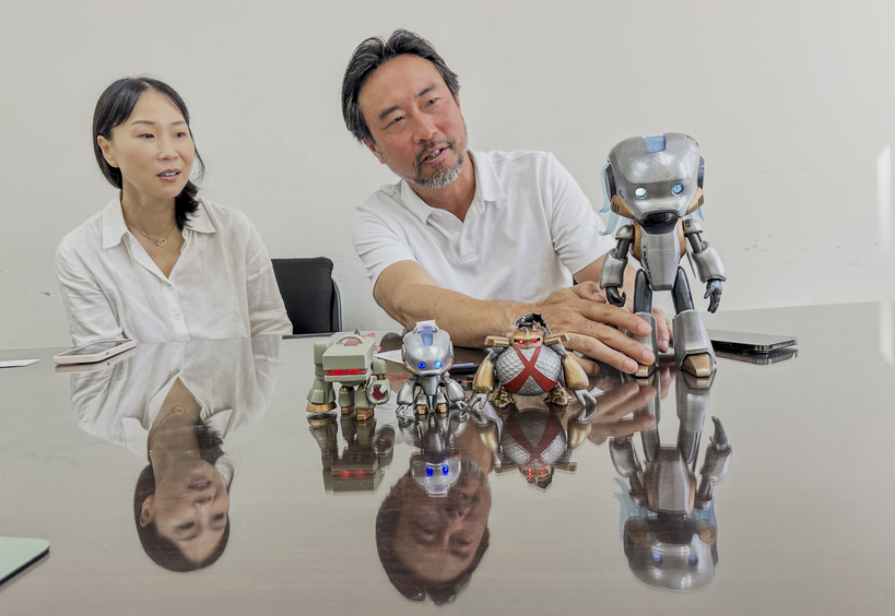 하우드 장(오른쪽) 크리에이터가 아내인 글로리아 이 글로리어스 대표와 함께 다윗 등 앤션츠 토이 컬렉션을 소개하고 있다. 김상진 기자 