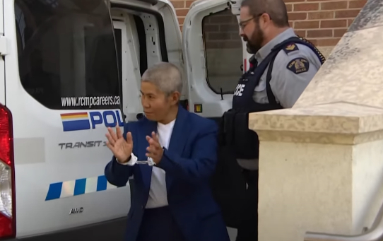 캐나다 연방경찰(RCMP)에 의해 체포 된 자칭 ‘캐나다 여왕’ 로마나 디둘로 [CBC News 공식 유튜브]