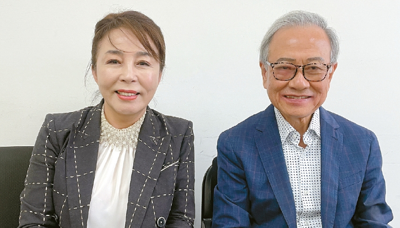 임철호(오른쪽) 하이젠 대표와 이명숙 백세연구소 수석 연구원이 백금천수의 효능에 대해 설명하고 있다. 