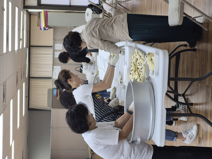 북텍사스 한국여성회 회원들이 지난 4일 새벽부터 재료를 준비하고 달라스 한인문화센터에 모여 술떡을 만들어 판매했다.