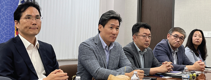 16일 LA총영사관에서 열린 신임 영사 기자 간담회에 참석한 (왼쪽부터) 강용구, 이승용, 김성훈, 김정민, 이나희 영사가 취재진 질의를 듣고 있다.