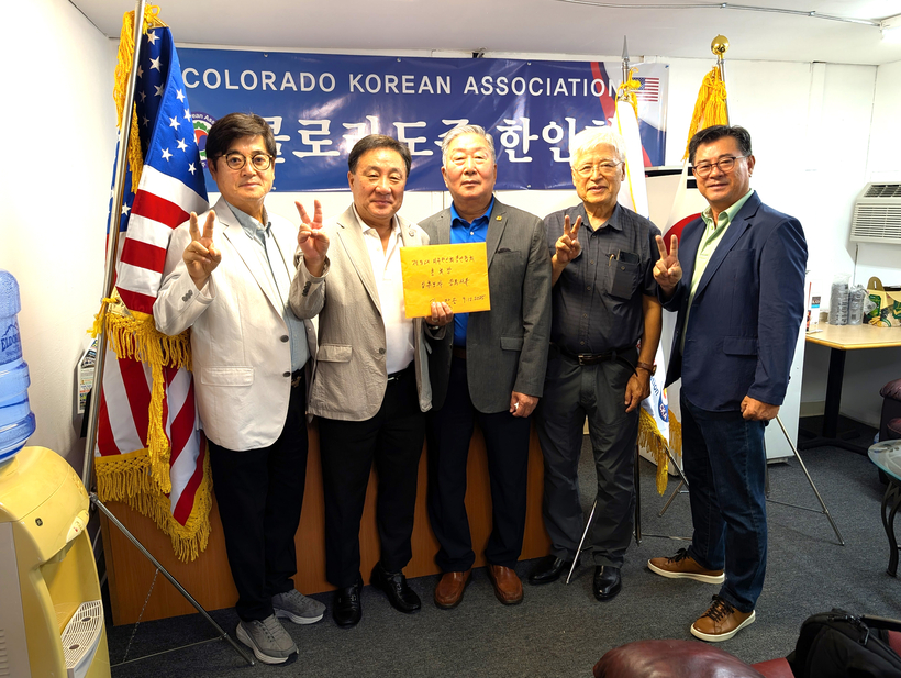 김만중(왼쪽에서 두 번째) 미주총연 총괄 수석부회장이 제31대 총회장 선거 입후보 등록을 마쳤다.