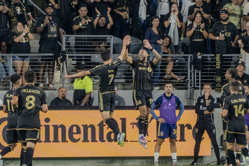 전반 추가시간 3분 역전골을 터뜨린 손흥민 선수가 '흥부 듀오' 드니 부앙가 선수와 환호하고 있다.