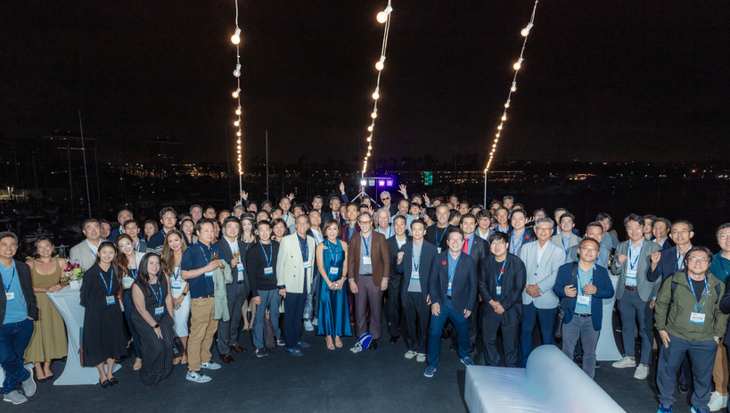 19일 마리나델레이에서 출항한 ‘판타시’ 요트 위에서 열린 ‘코리아 콘퍼런스 2025’ 행사를 마친 뒤 참석자들이 화이팅을 외치고 있다. [코리아 콘퍼런스 제공]