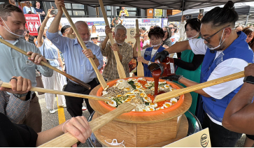 오로라에서 열린 콜로라도 한국 문화축제에서 대형 비빔밥 이벤트가 진행되고 있다.