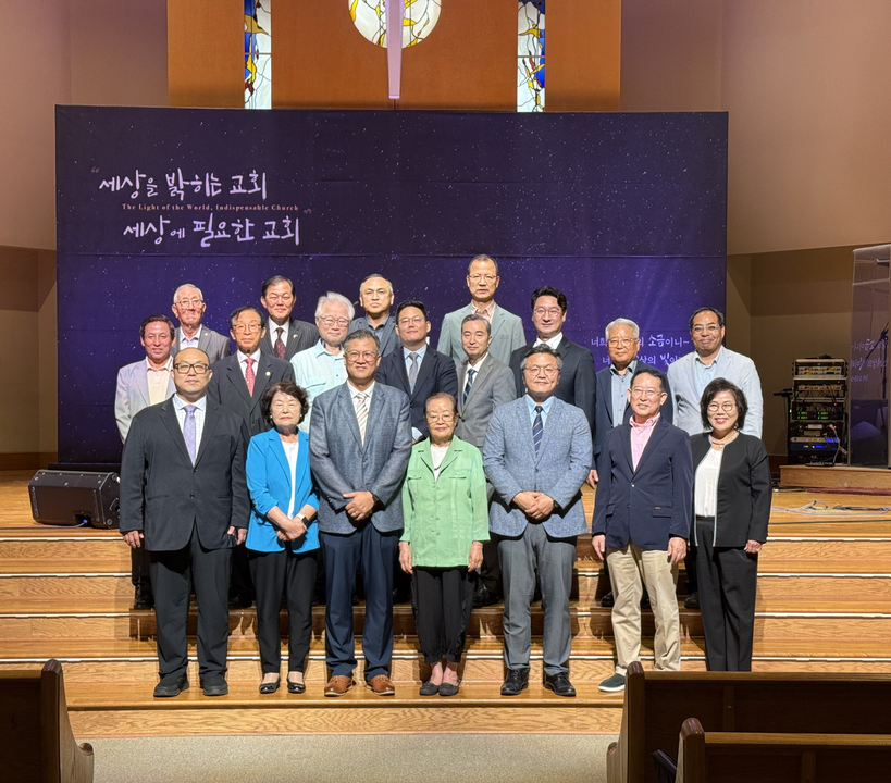 교회협의회 임원들이 25일 발대식 후 한자리에 모였다.