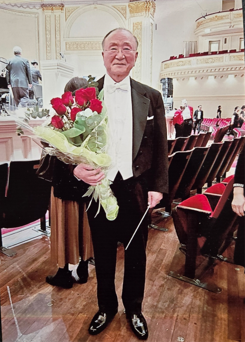 윤세웅 박사는 2024년 카네기홀에서 열린 월드밀알찬양선교단 찬양대축제에서 할렐루야 지휘를 맡았다. [사진 미주기독교방송] 