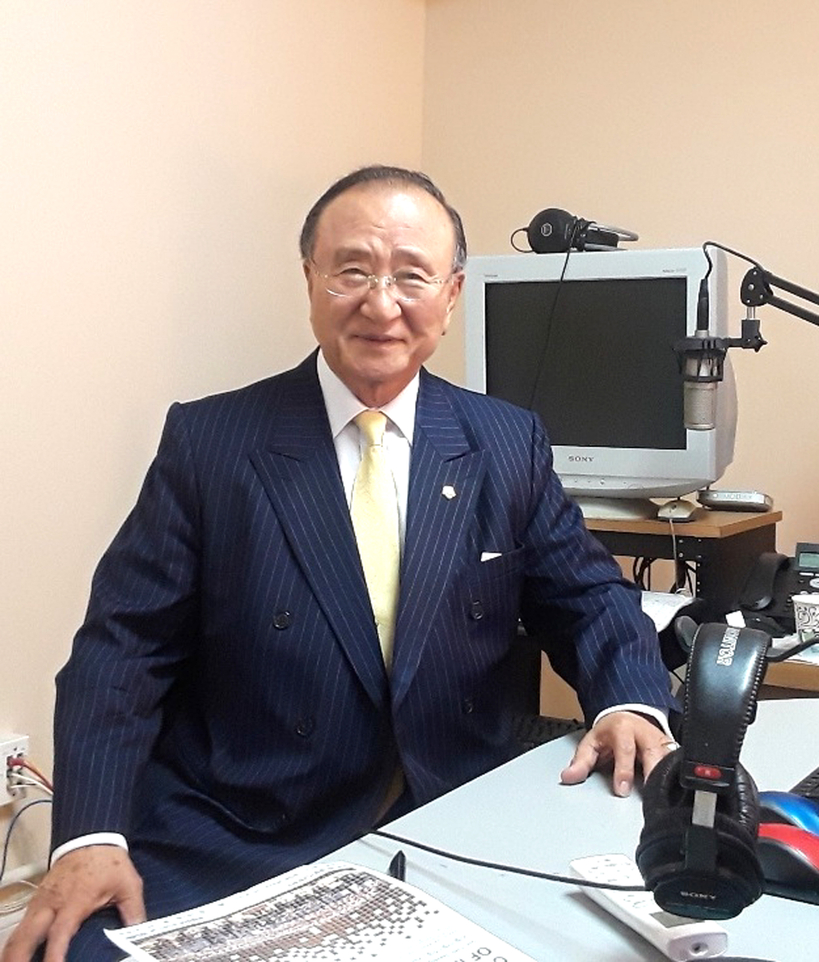 윤세웅 박사가 이사장 겸 사장을 맡고 있는 미주기독교방송 스튜디오에서 의사, 목사, 방송국 사주, 비행기 조종사, 시인, 신학교 총장 등으로 살아 온 인생이 모두 하나님의 은혜요, 하나님의 은총임을 고백한다고 밝히고 있다. [사진 미주기독교방송]