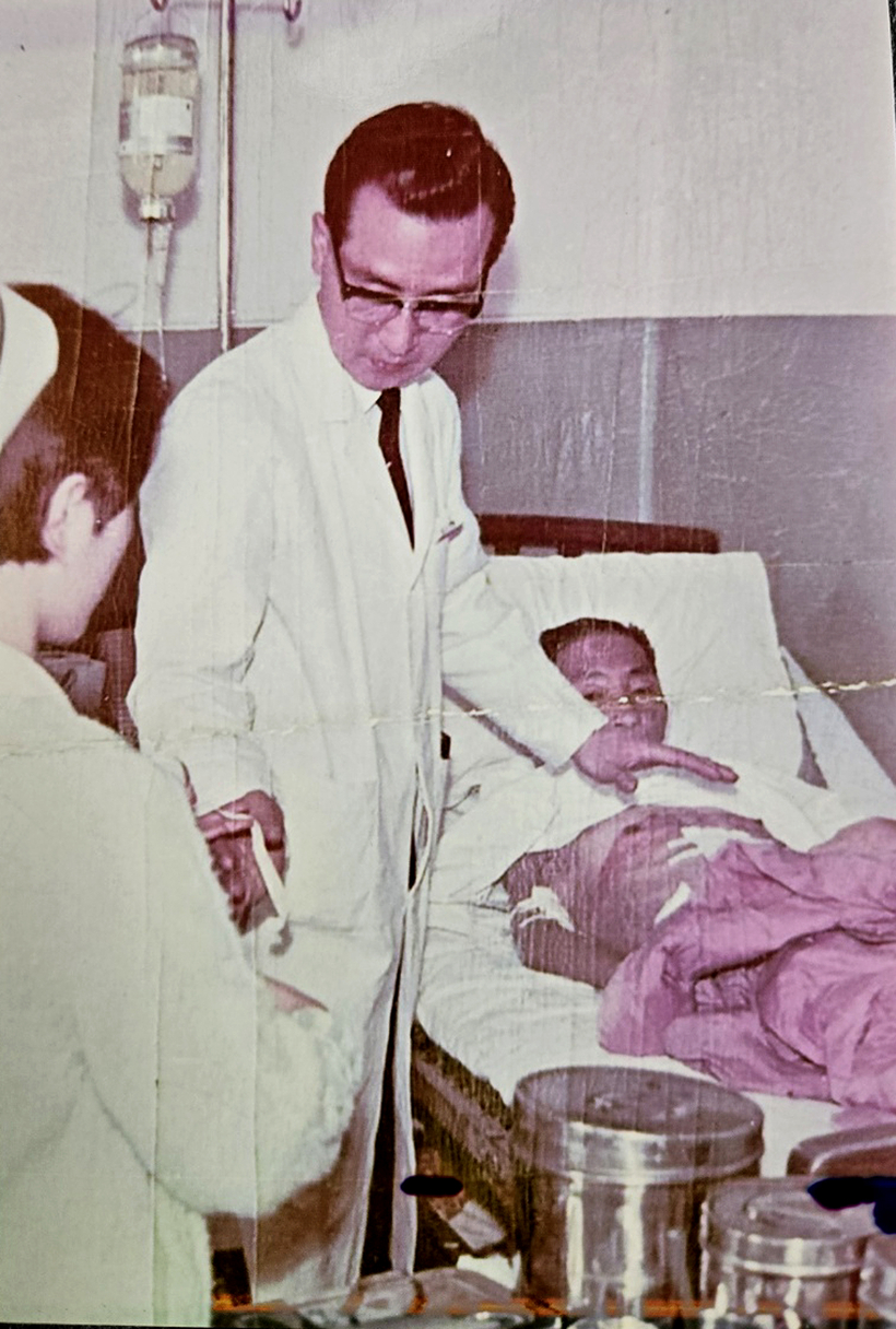 1965년 한국 국립경찰병원에서 진료 중인 윤세웅 박사. [사진 미주기독교방송]