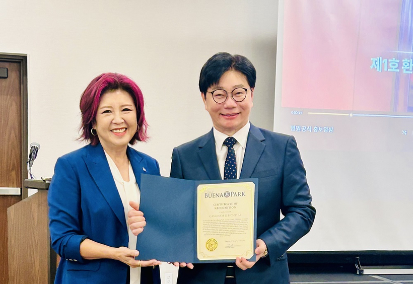 중앙일보 프리미엄 건강 세미나에서 부에나파크 조이스 안 시장이 Certification 을 송준섭 박사에게 전달중이다.