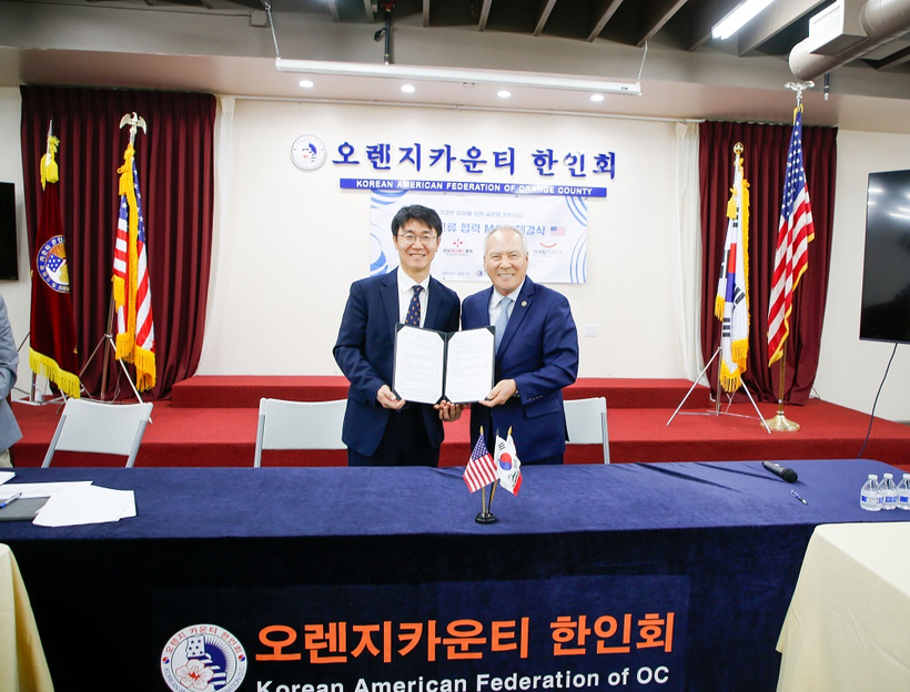 MOU 체결식에서 조봉남 한인회장과 강남제이에스병원 경찬송 사무처장가 협약서에 서명하는 모습