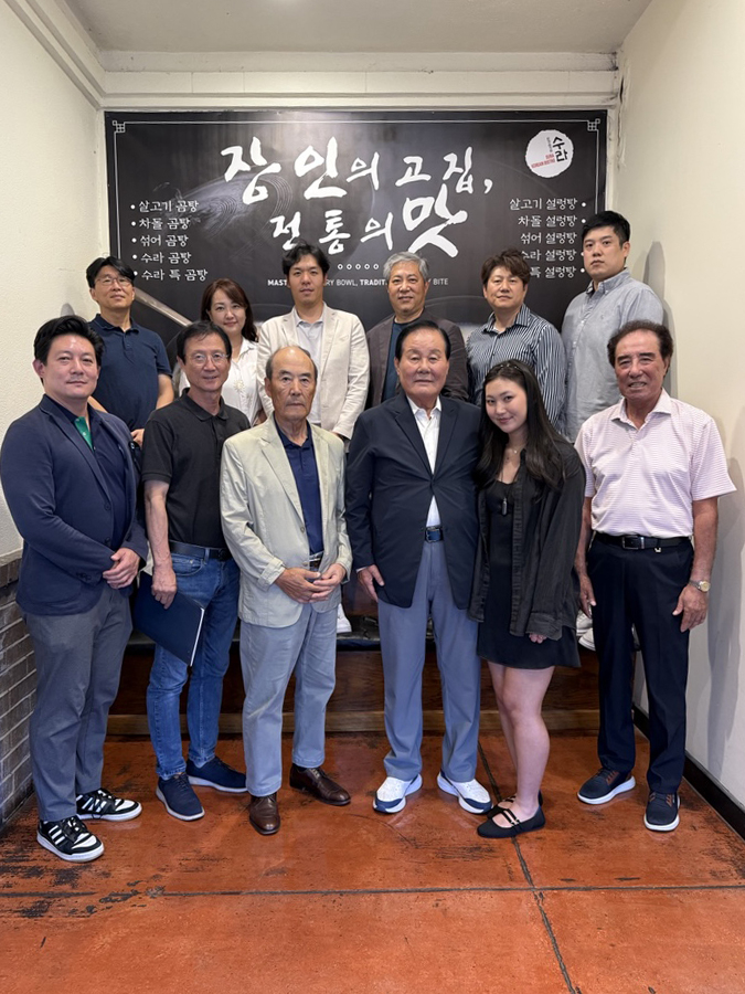 안교선(앞줄, 왼쪽에서 네번째) 초대 상공회장이 지난 20일 달라스를 방문해 현 집행부와 오찬 회동을 갖고 임원진 및 이사진을 격려하는 시간을 가졌다.