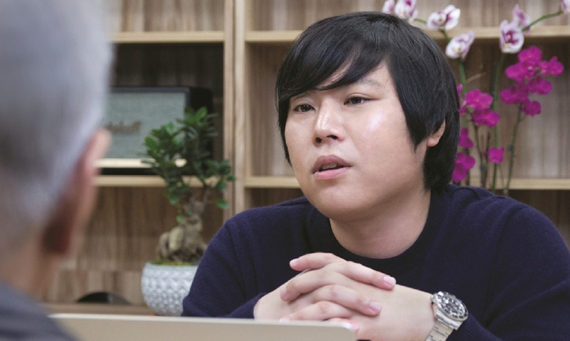 시니어들의 의료비 절감과 혜택 확대를 위해 무료 상담을 진행하는 데이빗 한 대표.