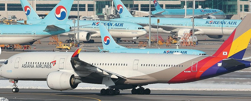 인천공항 활주로에 나란히 서있는 대한항공과 아시아나항공 여객기. [연합뉴스] 