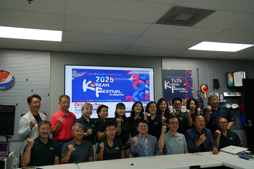 코리안페스티벌 재단 관계자들이 기자회견 후 축제 성공을 다짐하며 화이팅을 외치고 있다.