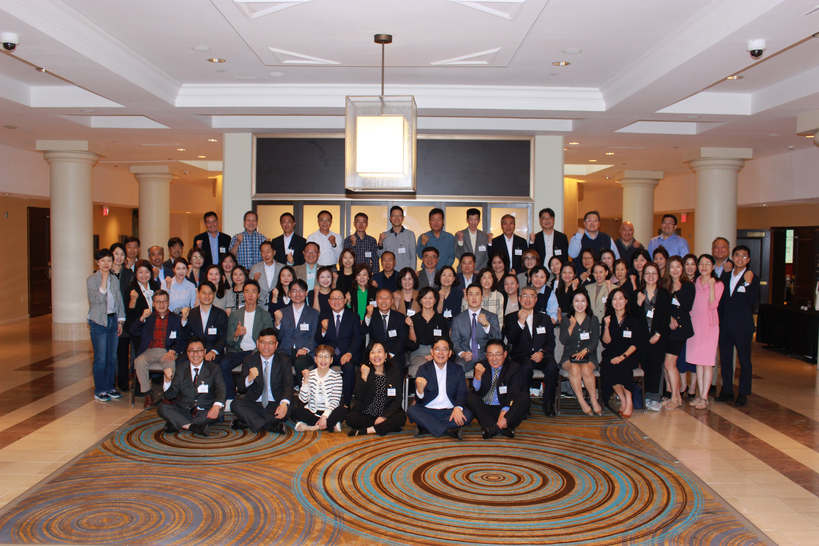 2025 미주 한인 세무사 전국대회에 참석한 세무사들이 단체 기념촬영을 하고 있다.