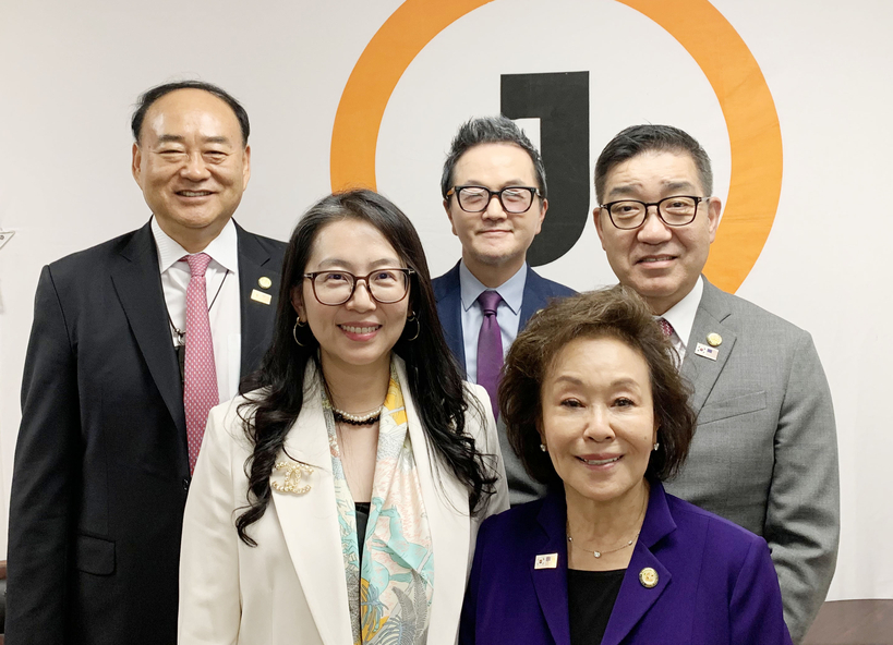 지난 1일 중앙일보를 방문한 진안순 이사장(오른쪽 아래부터 시계 방향), 김연경 사무총장, 김길영 명예회장, 정동욱 연합회장, 이희찬 총괄수석부회장. 