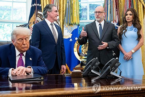 백악관 집무실에서 발언하는 러셀 보트 예산관리국장(오른쪽 두 번째) [AFP 연합뉴스] 
