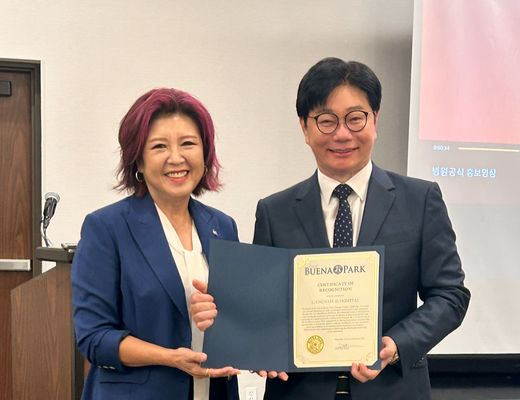 지난 13일 오렌지카운티에서 열린 중앙일보 프리미엄 건강 세미나에 참석한 부에나파크 조이스 안(왼쪽) 시장이 송준섭 박사에게 감사장을 전달하고 있다. [강남제이에스병원 제공]