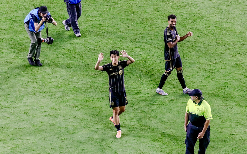 승리 후 손흥민이 관중들을 향해 손을 흔들며 감사의 인사를 전하고 있다.