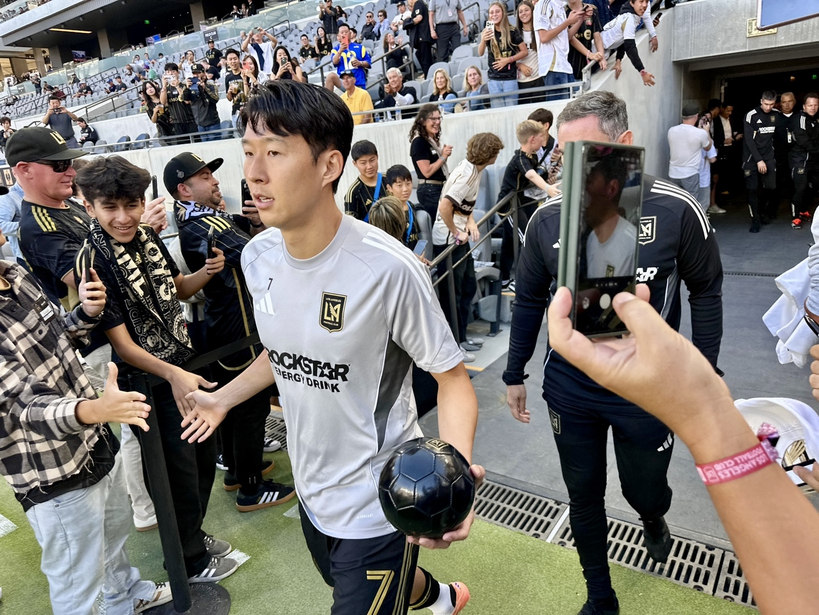 경기 시작 20분 전, 드디어 LAFC의 슈퍼스타 손흥민이 몸을 풀기 위해 그라운드로 들어섰다.
