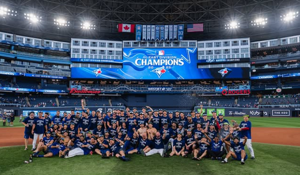 2025 아메리칸 동부지구(AL East) 우승 후 단체 기념사진을 촬영한 토론토블루제이스 선수 및 관계자들의 모습. [토론토블루제이스 공식 인스타그램 @bluejays]