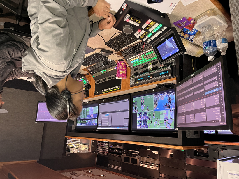 중계 트럭 내 있는 테이프룸에서 담당자가 녹화 장면을 검토하고 있다. 