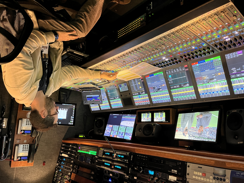 중계 트럭 내 마련된 오디오룸. 오마르 바르질레이 오디오 감독이 음향을 조절 중이다. 