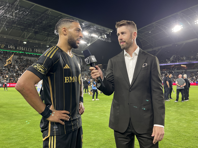 앤드루 위비 애플 TV 기자가 경기 종료 후 이날 경기의 유일한 득점 주인공인 LAFC의 드니 부앙가와 인터뷰 중이다.