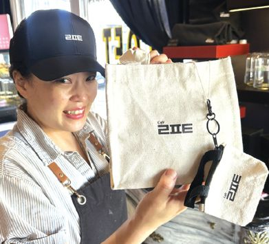 한글 자음 'ㄹㅍㅌ'이 새겨진 상품을 판매하는 카페 로프트