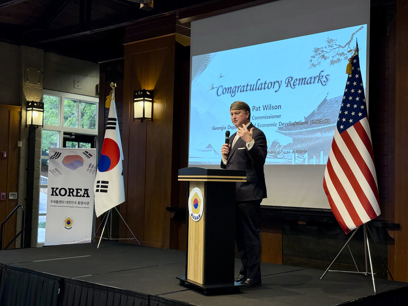 8일 개천절 기념 행사에서 팻 윌슨 경제개발부 장관이 축사하고 있다. 