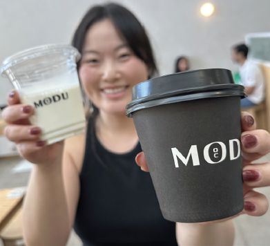 자음 'ㅁㄷ' 을 업소 로고에 사용한 모두 카페