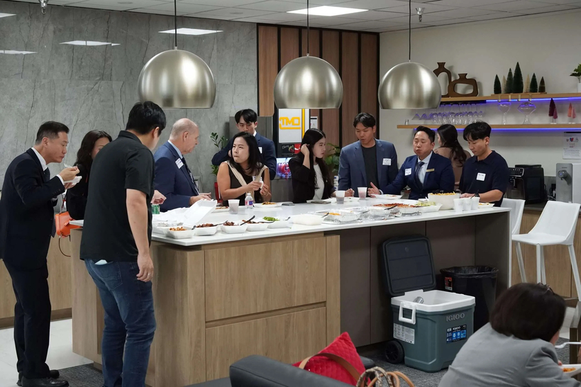 북텍사스 한인상공회가 지난 6일 사상 처음 개최한 비즈니스 네트워킹 모임에 한인 및 주류사회 상공인 30여명이 참석해 대성황을 이뤘다.