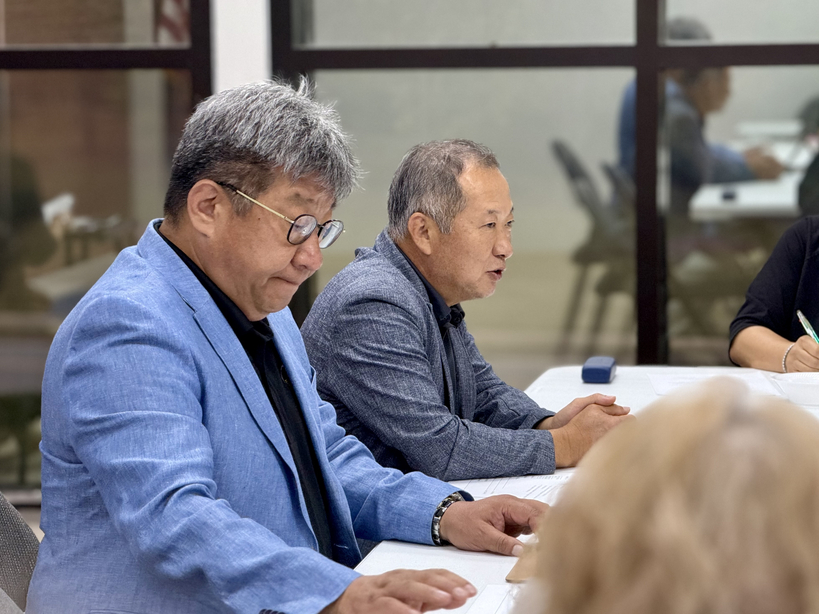 강신범 이사장과 한오동 회장.