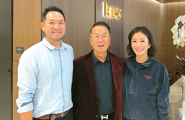 LA한인타운 6가에 부티크 호텔 킨스호텔이 성황리에 영업을 시작했다. (왼쪽부터) 배무한 회장의 큰 사위 에릭 임씨, 배 회장, 클라우디아 배씨.