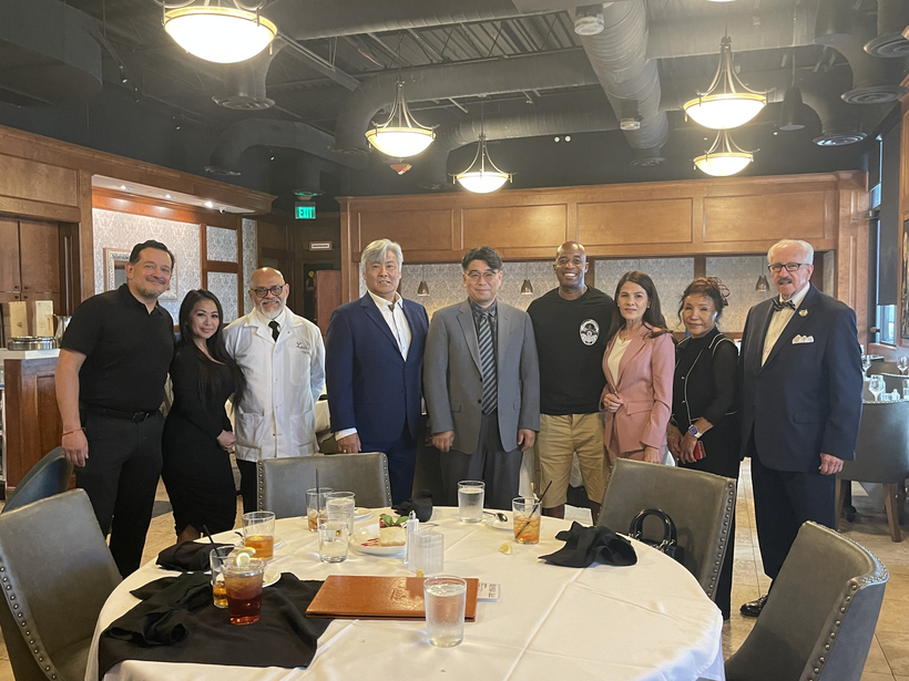 클레이튼 이 조지아범죄예방위원회 회장(왼쪽 네번째)과 저스틴 김 루치스 대표(왼쪽 다섯번째)가 오찬 참석자들과 기념사진을 찍었다.