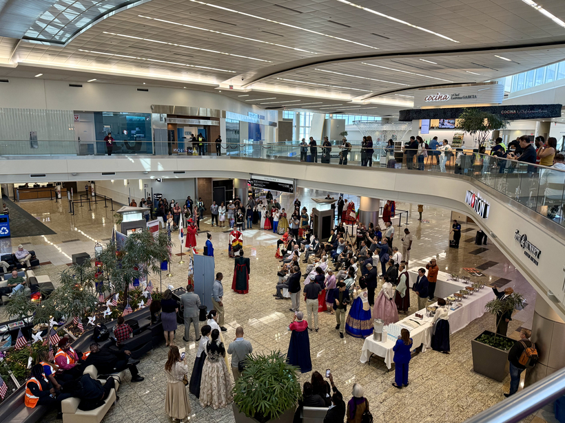 국제선 터미널에서 열린 한복의 날 기념 행사. 태평무 공연이 한창이다.