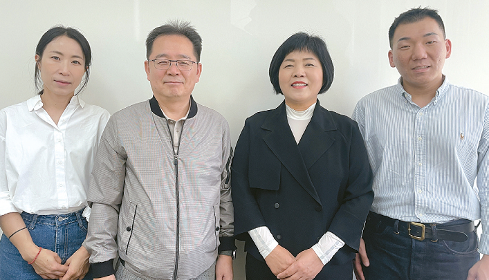지난 16일 진행된 인터뷰에서 경북 영주시 관계자들이 지역 특산품을 홍보하고 있다. 왼쪽부터 박수경 영주시 유통지원과 담당자, 송병권 영주시 수출기업협의회 상무이사, 한상숙 영주시농업기술센터 소장, 신민철 유통지원과 담당. 