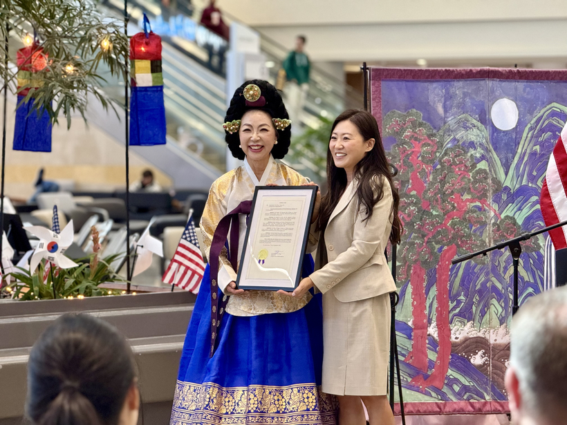홍수정 의원(오른쪽)이 이은자 회장에게 한복의 날 선포문을 전달했다.