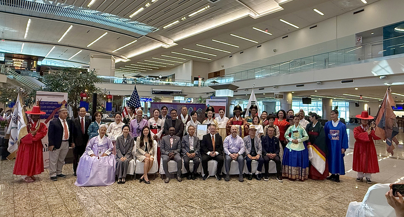 공항에서 열린 한복의 날 기념 행사 참석자들이 한자리에 모였다.