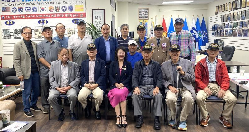 미쉘 강 후보와 월참회 회원들이 둘루스 사무실에서 기념사진을 찍었다.