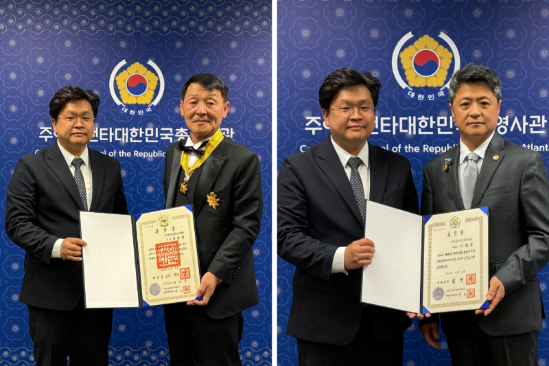 훈장과 표창을 받은 이경철, 이영준 회장이 김대환 부총영사와 기념사진을 찍었다.