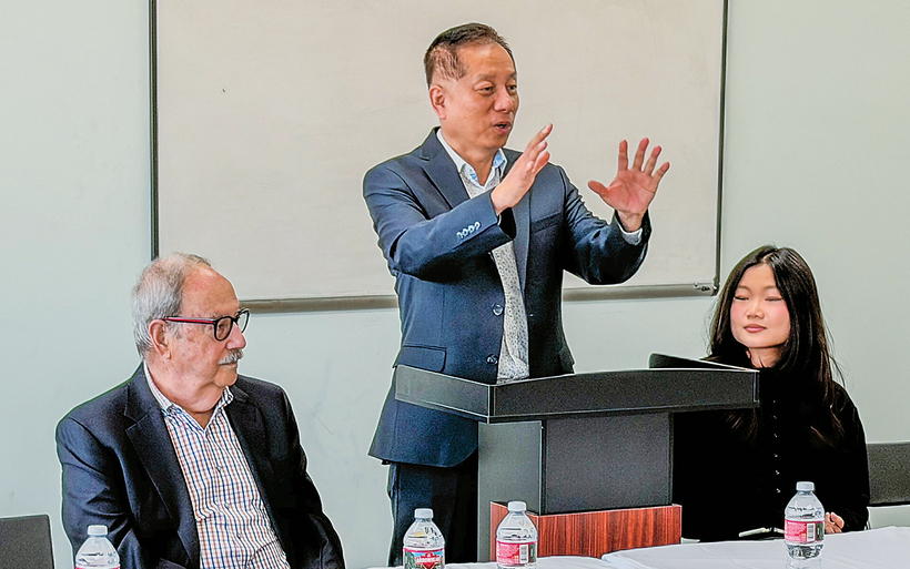 NYCC의 스캇 서(가운데) 이사가 무료 과외에 대해 설명하고 있다. 김상진 기자