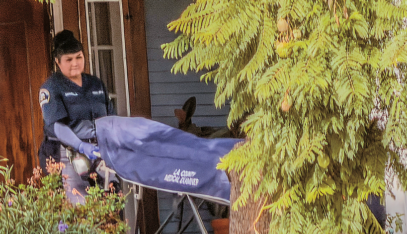 LA한인타운 인근 주택에서 23일 '총격 후 자살' 사건이 벌어졌다. 현장에 출동한 LA카운티 검시국 직원들이 시신이 담긴 백을 차량으로 옮기고 있다. 김상진 기자