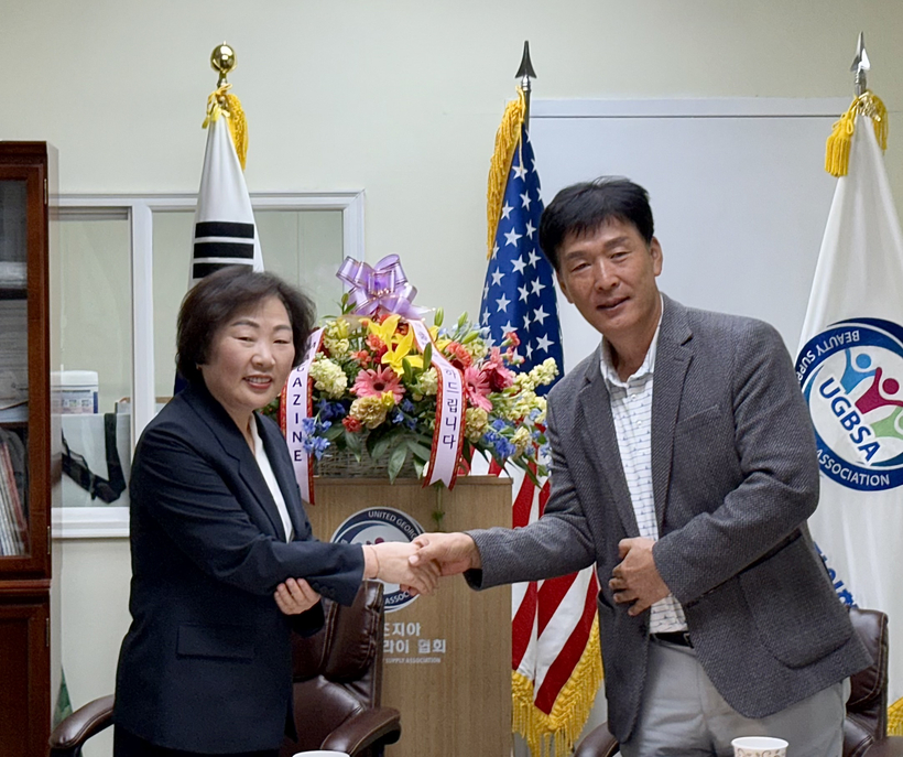 24일 통합 기자회견에서 미미 박 회장과 이강하 회장이 악수하고 있다. 