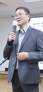 이명재 노인회장 당선인이 인사말을 하고 있다.