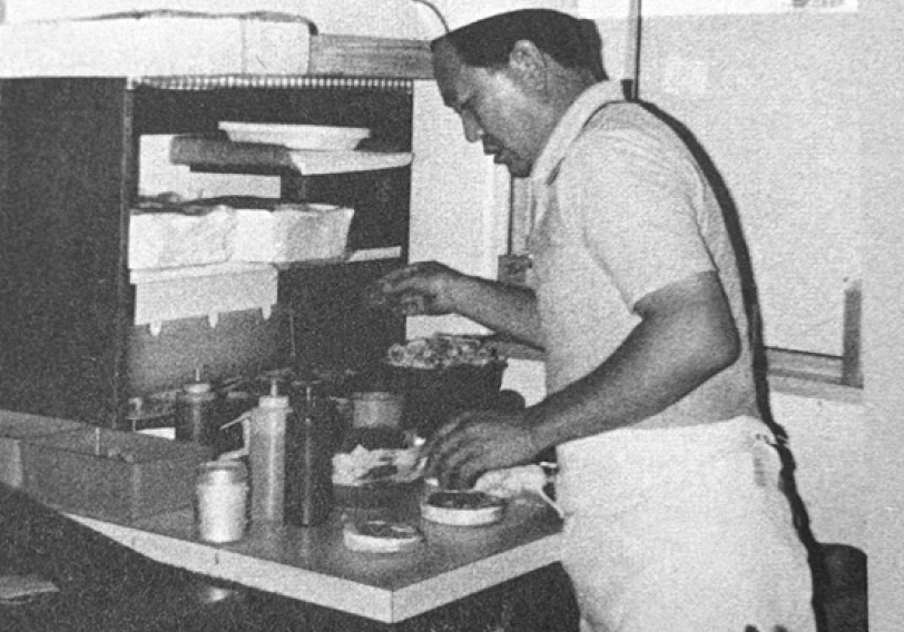 1972년 허모사 비치 식당에서 햄버거를 만들고 있는 모습. [본인 제공]