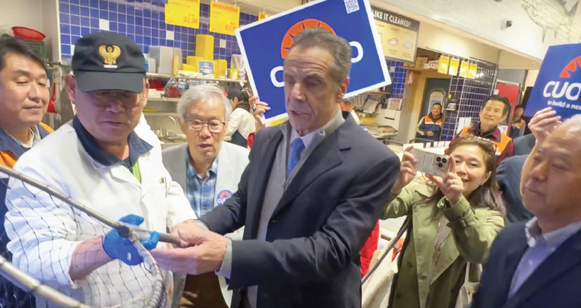 퀸즈의 쿠오모- 앤드류 쿠오모 뉴욕시장 후보(무소속·가운데)가 26일 플러싱 머레이힐에 위치한 H마트를 방문했다. 이날 쿠오모 후보는 한인들을 만나 직접 활어를 뜰채로 떠 보기도 했다. [사진 박윤용 한인권익신장위원회 회장]