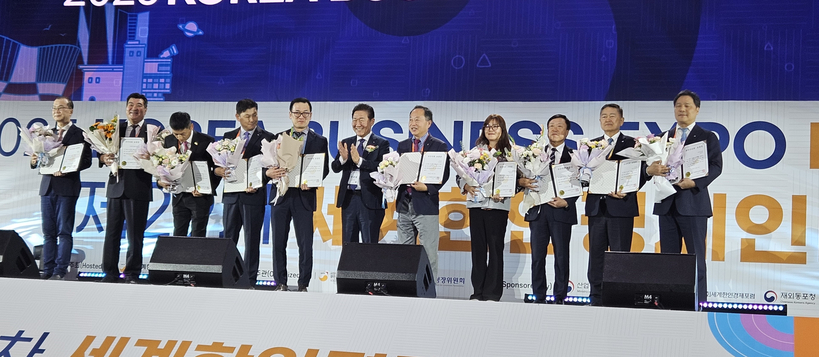 우수지회로 뽑힌 지회 회장들이 무대에 올라 표창장을 받았다. 